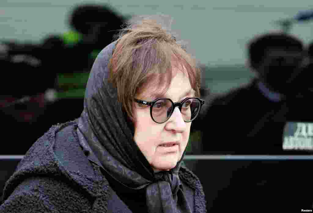 Вышедшую из храма мать Алексея Навального Людмилу Ивановну обнимали&nbsp; пришедшие на прощание, ей говорили "Спасибо за сына" и просили прощения