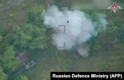 Кадр из видео Министерства обороны России, опубликованного 8 августа 2024 года, показывает атаку российского беспилотника на украинскую бронетехнику рядом с Суджей, Курская область