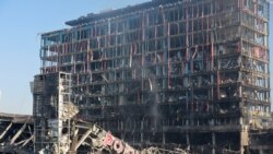 Здание торгового центра в Подольском районе Киева, сгоревшее после обстрела 21 марта 2022 года