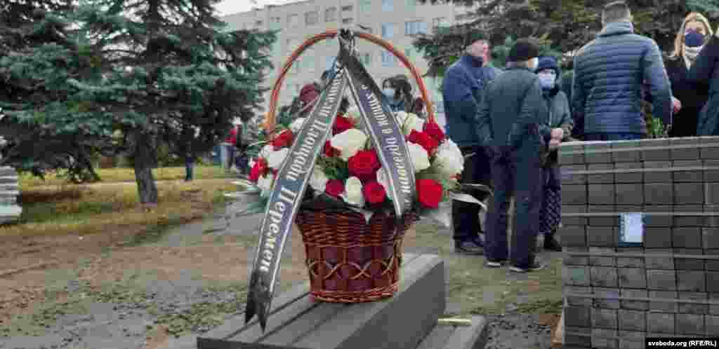 Власти также уничтожили или попытались уничтожить несколько стихийных мемориалов в честь Романа. Священнослужители, которые высказались против этого и назвали уничтожение мемориалов "глумлением над портретами убиенного и сатанинским попранием лампад и иконок", получили предупреждение от Генпрокуратуры. Их обвинили в "сознательном повышении уровня напряженности в обществе и разжигании ненависти к представителям органов государственной власти"