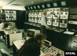 Из этого помещения Радио Свободы в Мюнхене шел радиосигнал на два десятка стран и республик за "железным занавесом" в 1980-х годах. В 1994 году Вацлав Гавел предложил корпорации Радио Свободная Европа/Радио Свобода переехать в Прагу, что и случилось в 1995 году