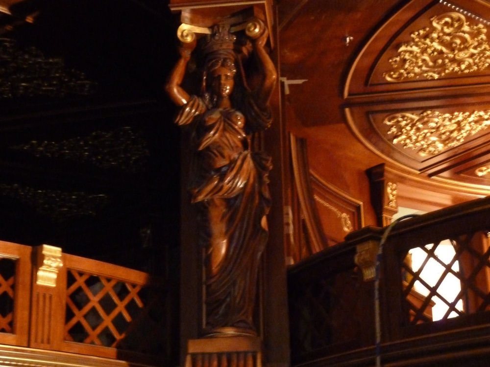 Where can you see this wooden sculpture?