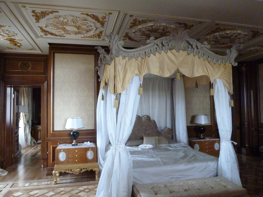 This canopied bed belongs to which residence?