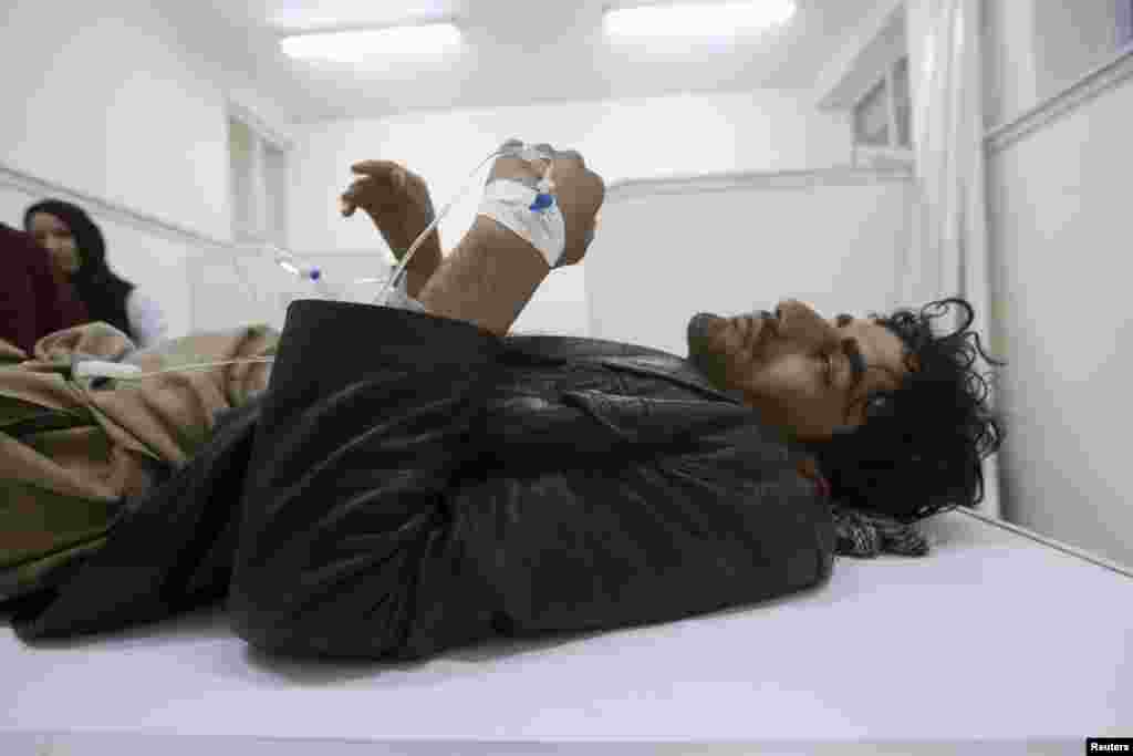 "Первый смертник взорвал грузовик со взрывчаткой. Потом вооруженные нападавшие открыли огонь по врагам", &ndash; слова "Талибана" передает CNN