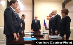 Совещание с чиновниками после пожара в кемеровском ТЦ "Зимняя вишня" в кабинете-копии в резиденции на Валдае. 28 марта 2018 года