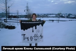 Елена Соловьева в деревне Новикбож Усинского района Коми, май 2017 года