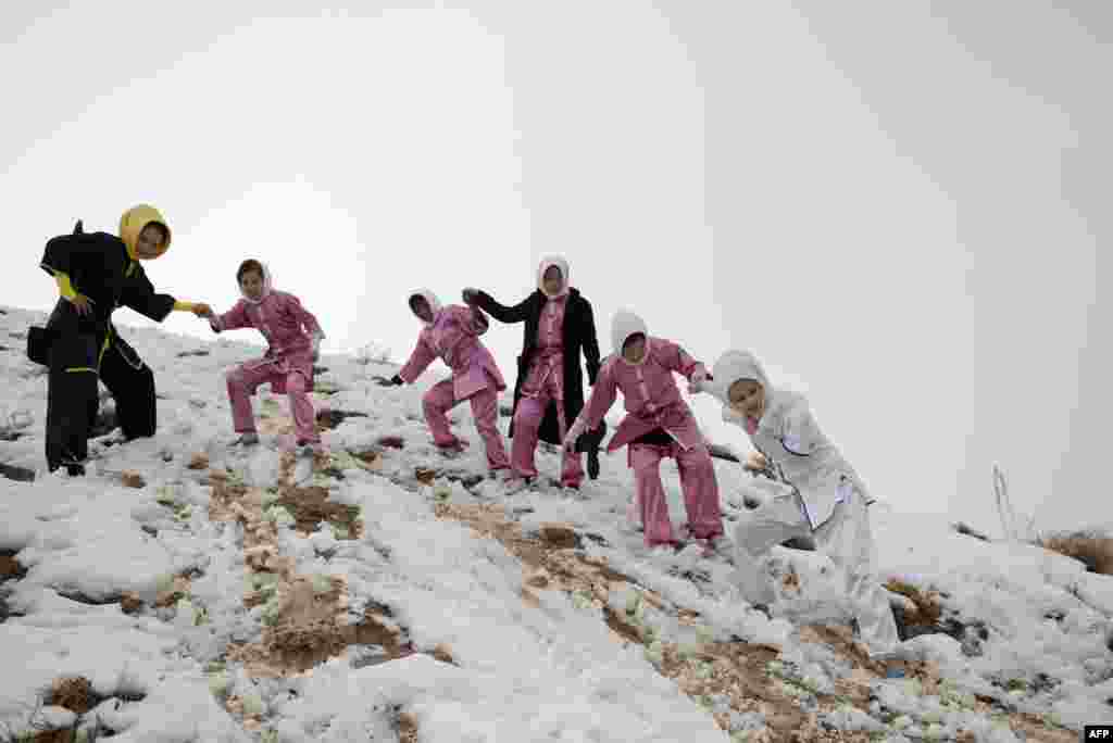 Родители занятие своей дочери поощряют. Отец Азими, Рахматулла, даже частично преподает в школе сам. "Я горжусь своей дочерью и буду продолжать ее поддерживать", &ndash; говорит он&nbsp;