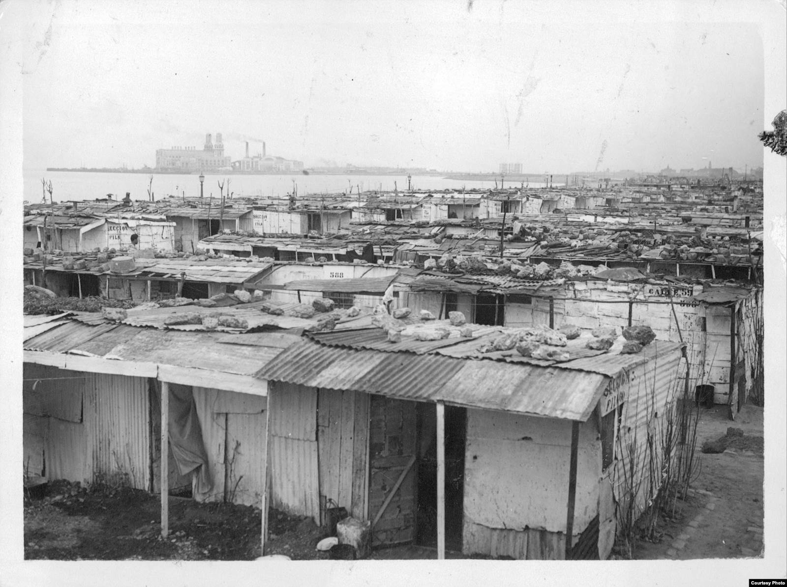 1930-е. Самодельные дома первых обитателей вищи. Тогда она называлась "Новой надеждой". Фото: Archivo General de la Nacion Argentina