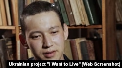 Воевавший на российской стороне казахстанец Шерхан Егамбердиев после выхода из украинского плена в ходе обмена сообщал, что его вновь отправляют на передовую (Скриншот видео украинского проекта