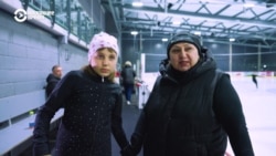 В Латвии тренер по фигурному катанию работает с детьми с аутизмом и синдромом Дауна