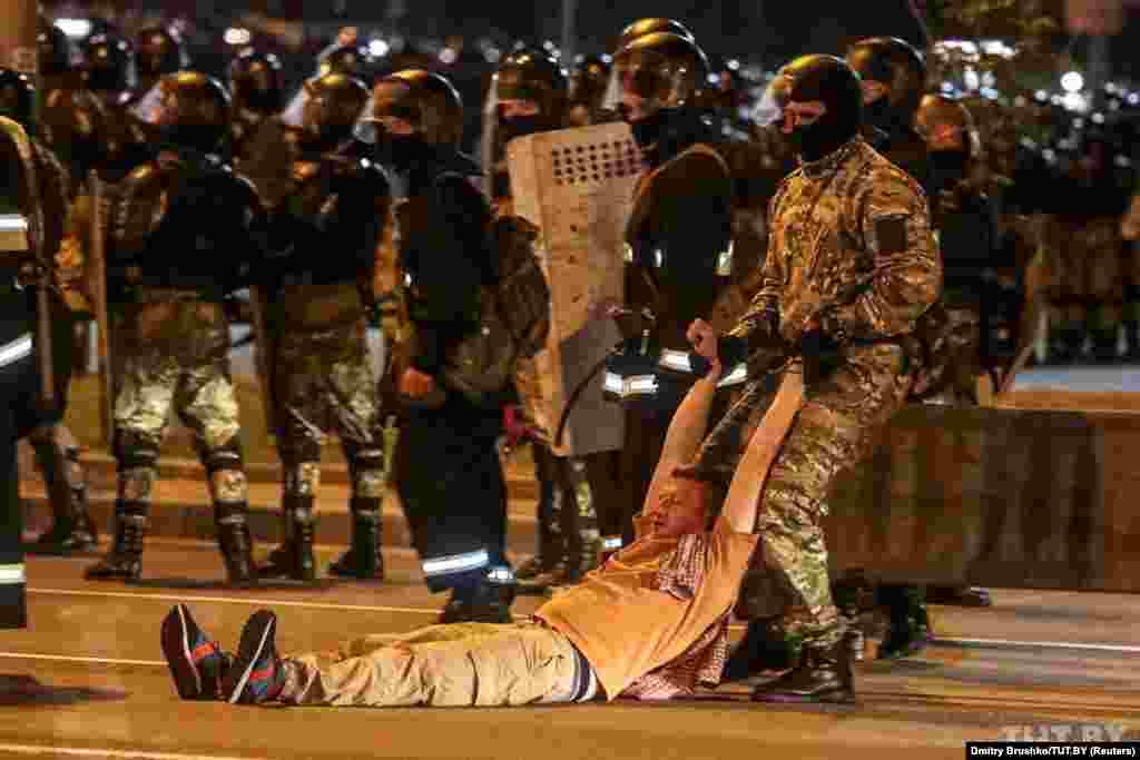 Кандидат в президенты Светлана Тихановская призвала белорусских силовиков остановить насилие на улицах: "Я прошу всех, кто сейчас принимает решения, и прежде всего командиров спецподразделений: не надо применять силу против мирных граждан. В случае провокаций, пожалуйста, применяйте только соразмерные и самые необходимые меры. Сейчас любое силовое противостояние &ndash; это бессмысленно: мы не должны отвечать насилием на мирный протест. Мы должны беречь себя, беречь всех белорусов. Еще раз прошу милицию и войска помнить о том, что они часть народа. И еще раз прошу избирателей: никаких провокаций, не нужно давать повод к применению к вам насилия"