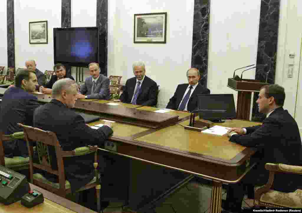 Президент России Дмитрий Медведев и премьер-министр Владимир Путин во время заседания Совета безопасности в Кремле 29 июня 2010 года. Тогда Москва отвергала, что в США раскрыли "шпионскую сеть"