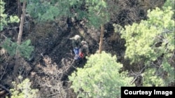 Брюс и еще один боец с российским флагом после захвата позиции в районе Лимана в Донецкой области Украины