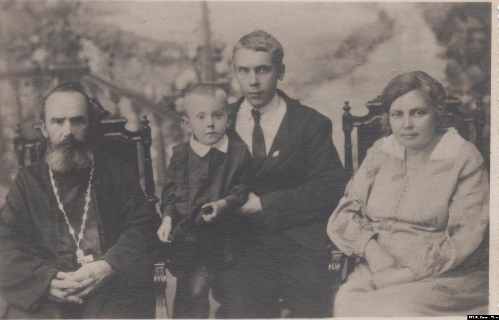 Федор Самсонович (священник слева), в середине – его сын Николай Андриевский и внук Вячеслав, справа – супруга Александра. Фото: личный архив