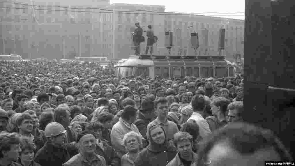 Thousands of workers rallied on Minsk's Lenin Square in April 1991. The protesters were unhappy&nbsp;with the increased cost of consumer goods and the Communist Party's control of the republic.
