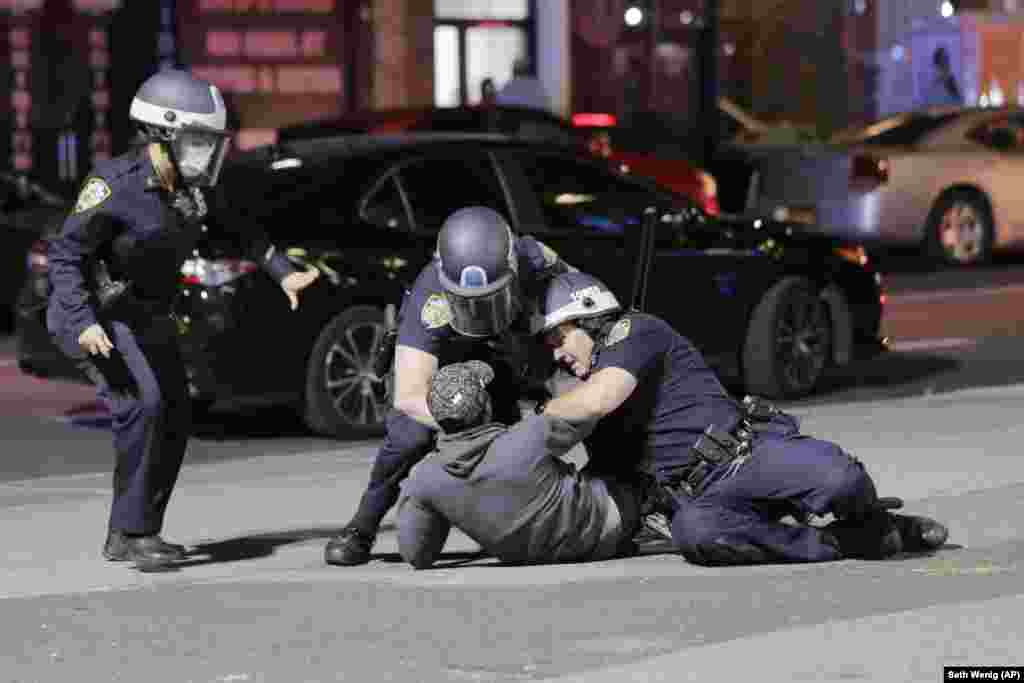 Дональд Трамп заявил, что беспорядки организовали представители радикального движения "Антифа", и пообещал сделать все, чтобы это движение признали террористической организацией. Представители "Антифа" ранее участвовали в беспорядках в Гамбурге в 2017 году, во время саммита G20.