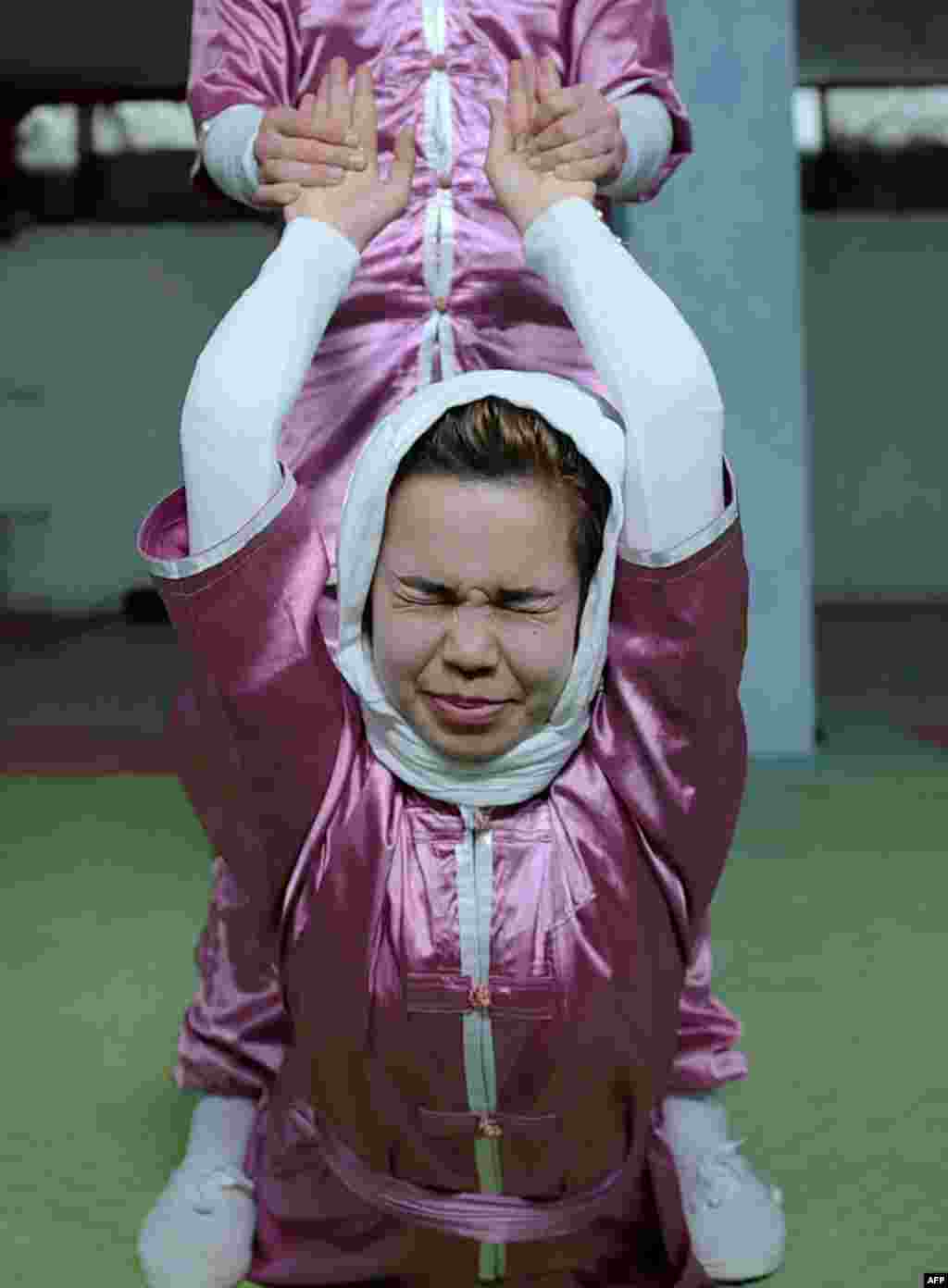 Эти навыки жизненно важны для ее учениц. В Афганистане широко распространены так называемые "убийства чести": родственники могут убить члена семьи за то, что он якобы обесчестил их клан