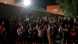 У ЦИП на Окрестина люди ждут освобождения родственников и друзей после недавних протестов против результатов президентских выборов. Минск, 13 августа 2020 года 