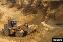 Рабочий управляет погрузчиком на руднике по добыче редкоземельных металлов в уезде Наньчэн китайской провинции Цзянси, фото Reuters