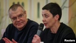 Мария Колесникова и Виктор Бабарико после освобождения из тюрем в Беларуси