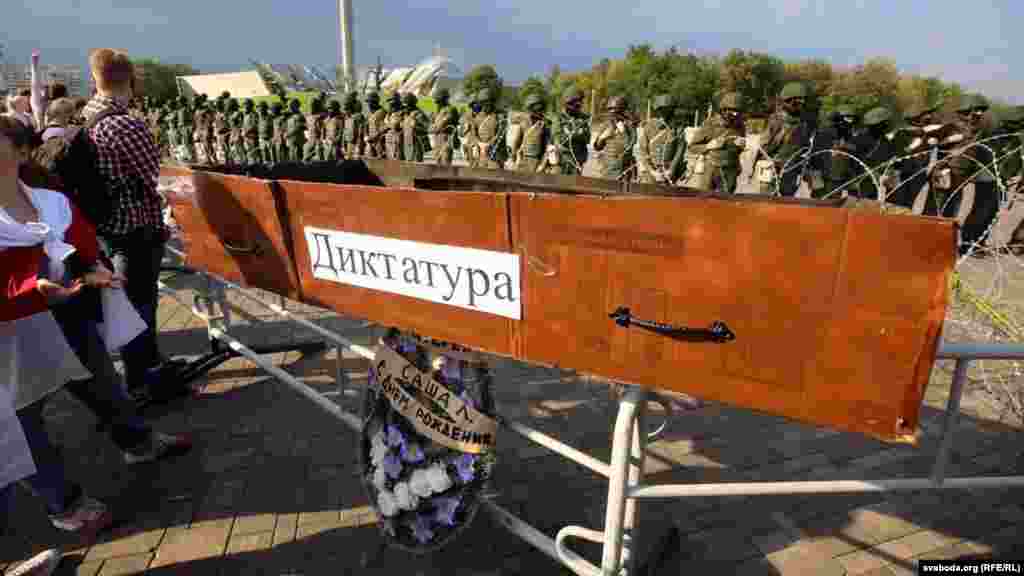 Участники акции несли с собой "подарки" действующему президенту. 30 августа Александру Лукашенко исполнилось 66 лет