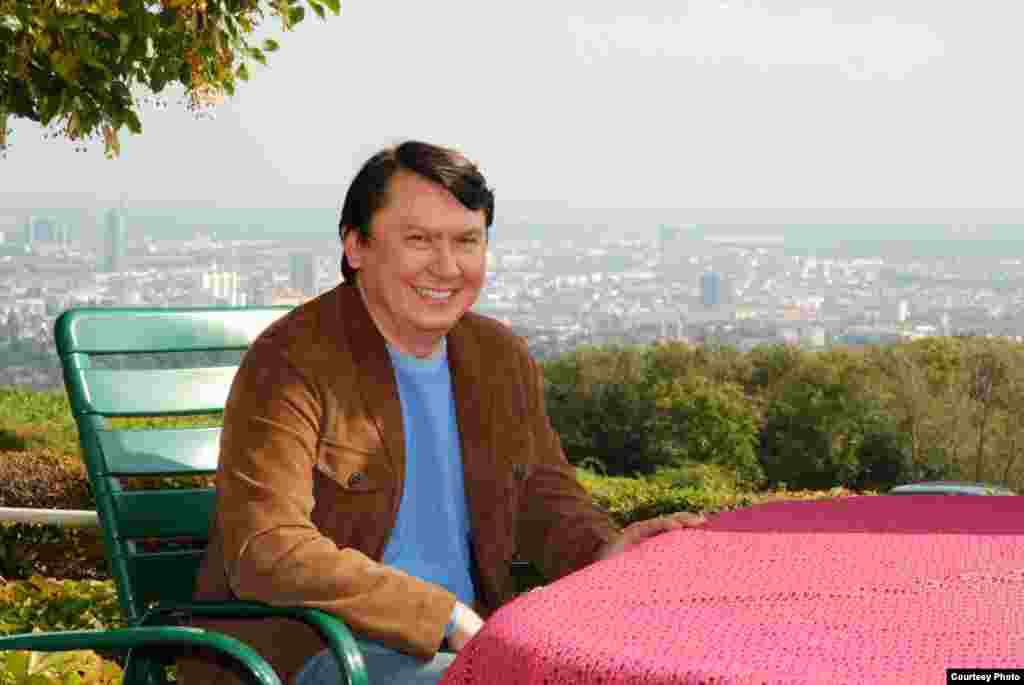 Весной 2007 года МВД Казахстана возбудило уголовные дела в отношении Алиева. Его подозревали в похищении двух топ-менеджеров (которых позже найдут мертвыми) "Нурбанка", владение которым приписывали Рахату Алиеву. Среди прочих обвинений - создание организованной преступной группы и руководство ею. В мае 2007 года он был объявлен в международный розыск. Сам Алиев связал опалу с намерением баллотироваться на пост президента Казахстана на президентских выборах в 2012 году.&nbsp;