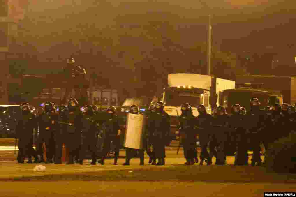 ОМОН возле стелы атаковал людей, используя щиты, и вытеснял их. "Все выглядит как настоящая война", &ndash; рассказала журналистка "Белсата", которая была на месте событий