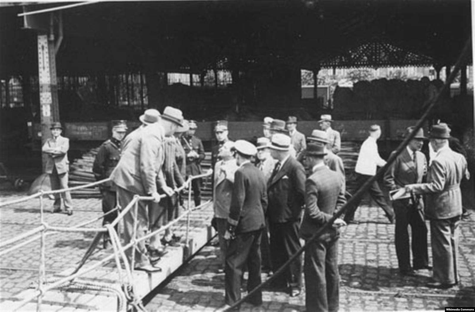 Капитан Густав Шредер ведет переговоры с бельгийскими чиновниками в порту Антверпена. Фото: Wikipedia Commons