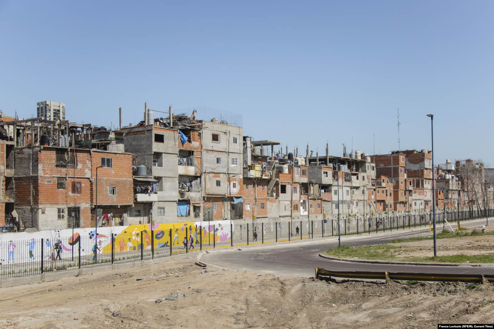 Самодельные строения в "Вище 31" достигают в высоту пяти этажей. Фото: Франко Ловисоло