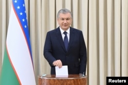 Uzbekistan's President Shavkat Mirziyoyev votes in Tashkent in the country's October 24, 2021 presidential election.