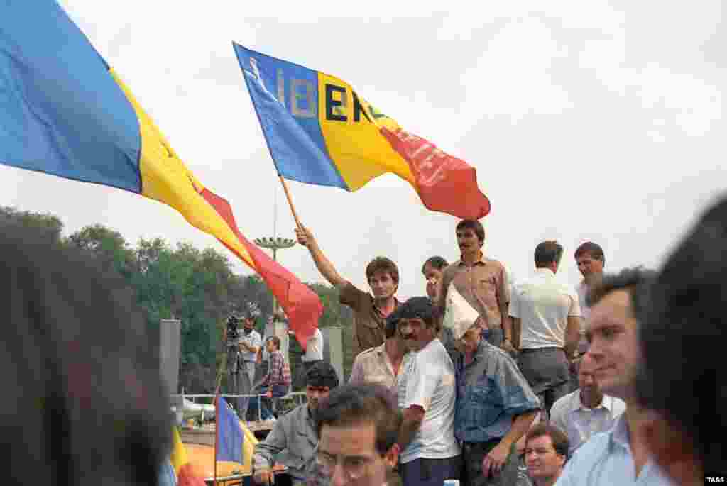 A rally in support of Moldova's declaration of independence on August 27, 1991.