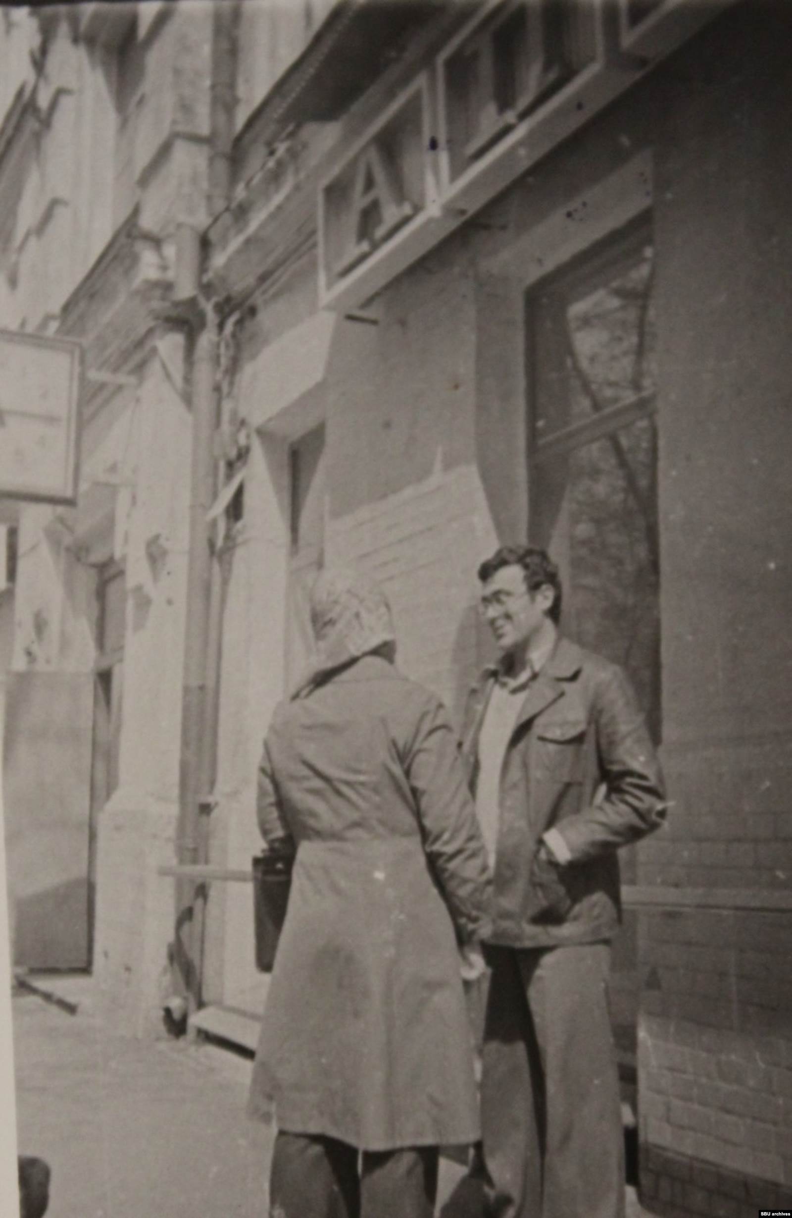  Рудольф Каценбоген со знакомыми. Киев, 1980-1981. Фото КГБ скрытой камерой