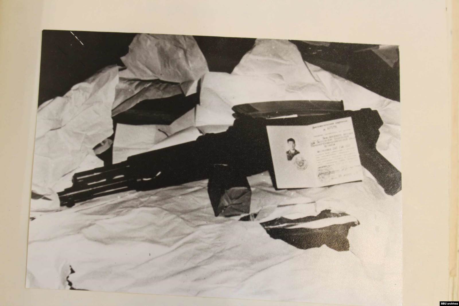 Снимки Хен Кым Сера после задержания. На фото: изъятый автомат и удостоверение помощника военного атташе посольства КНДР