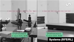 Разное расположение дверных ручек на снимках, опубликованных в одну дату, 12 июля 2024 года, выдает, что фотографии были сделаны в разных местах