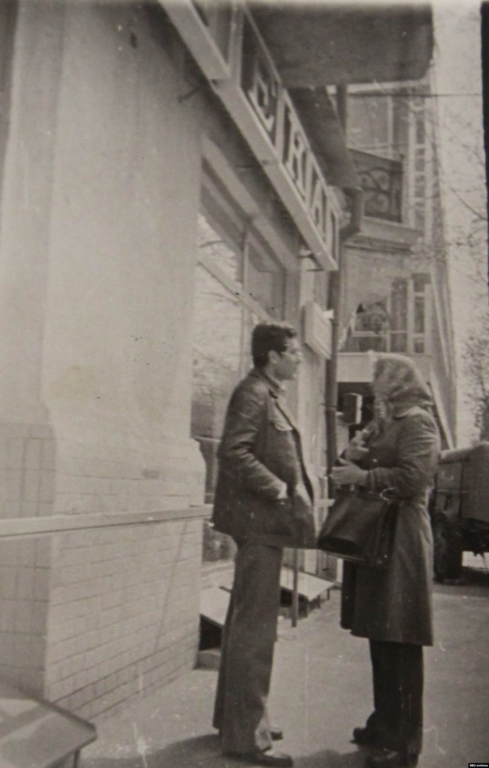  Рудольф Каценбоген со знакомыми. Киев, 1980-1981. Фото КГБ скрытой камерой