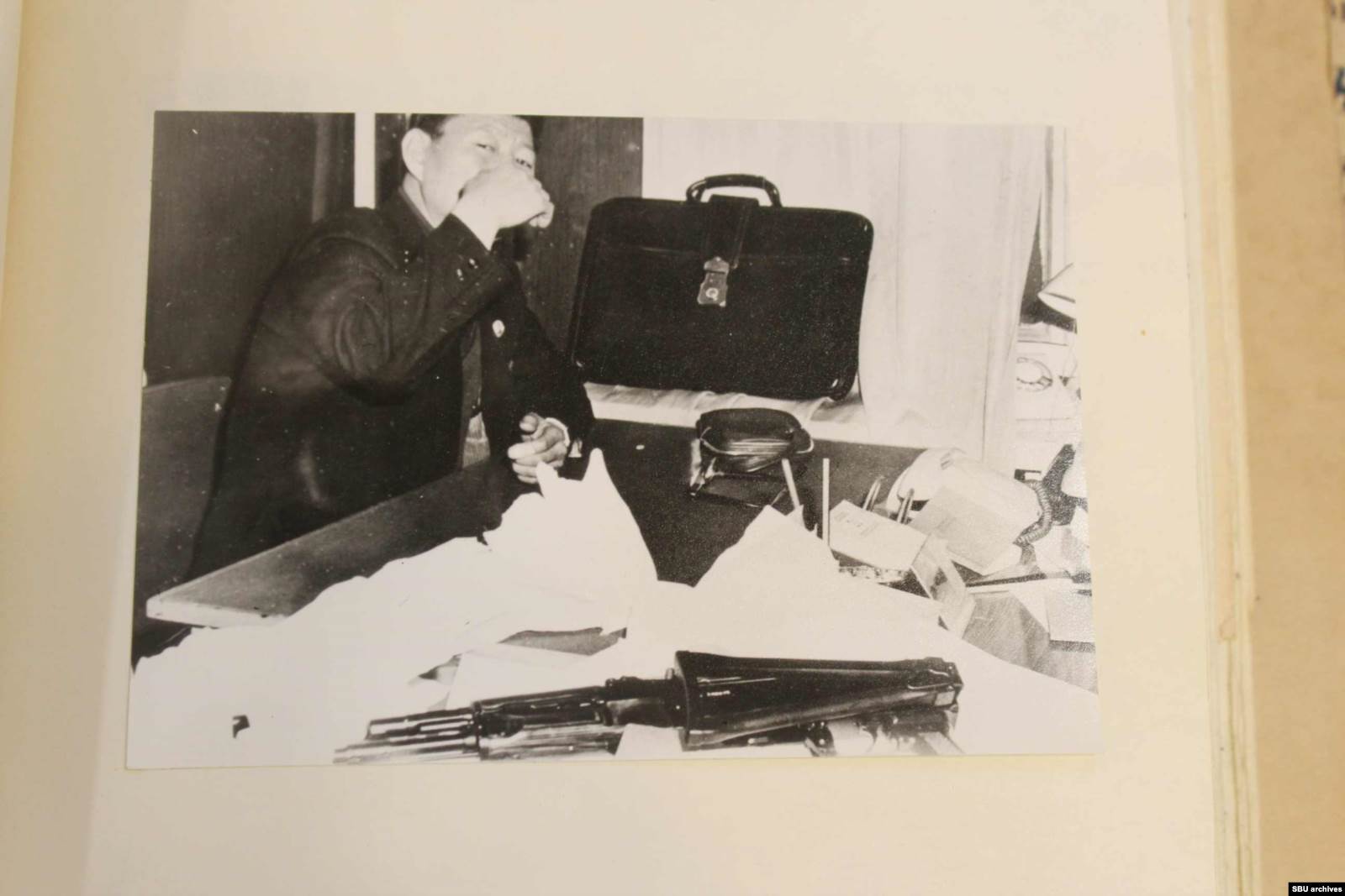  Снимки Хен Кым Сера после задержания. На фото: изъятый автомат и удостоверение помощника военного атташе посольства КНДР