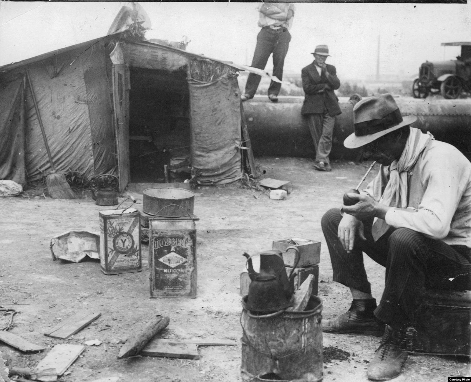 Начало 1930-х. Безработный аргентинец пьет мате возле самодельного дома в вище. Фото: Archivo General de la Nacion Argentina