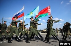 Флаги России, Казахстана и Беларуси на военных учениях "Запад-2021" в Брестской области