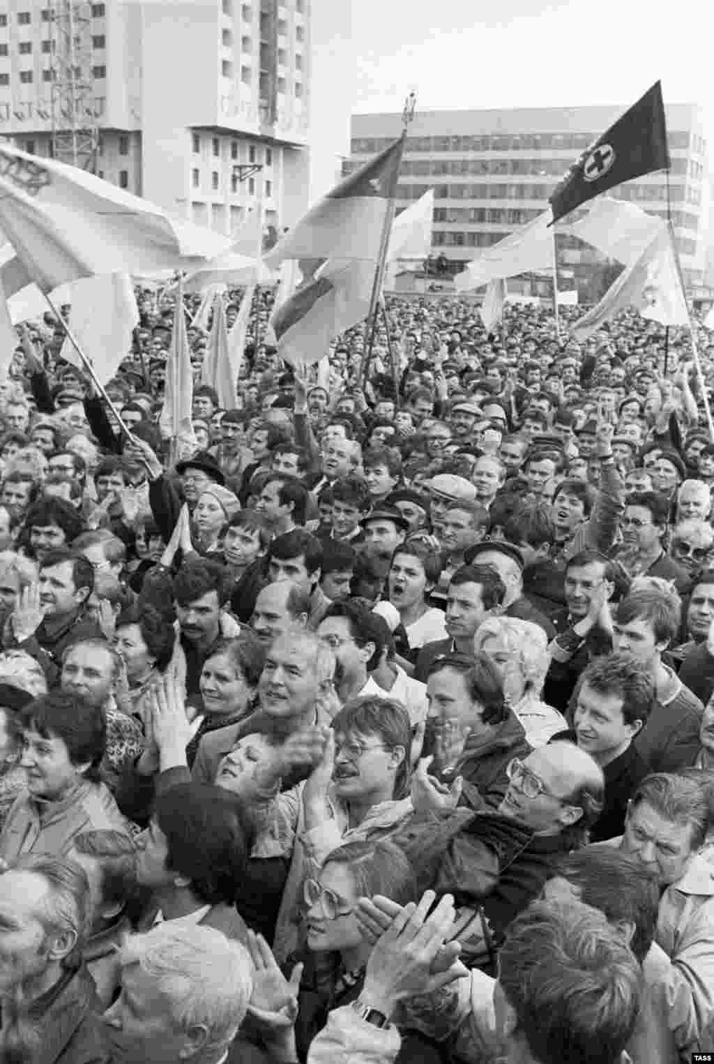 A demonstration in Kyiv in October 1989, organized by the People's Movement of Ukraine (Rukh).