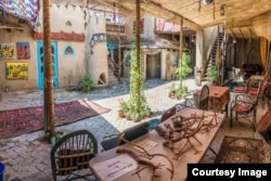 Human House — удивительное место в Ташкенте, объединяющее в себе арт-галерею, музей, сувенирный магазин и кафе. Арт-галерея расположена в центральной части Ташкента, в глубине квартала с частными домами, и её легко узнать по глинобитным стенам и старинному восточному стилю