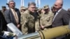 Петр Порошенко осматривает новейшие образцы украинской военной техники 