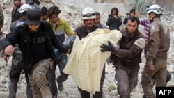 Волонтеры НПО "Белые каски" спасают из-под завалов жертв после бомбардировки в сирийском городе Идлиб, 15 марта 2017