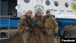 Максим Полупанов с морпехами. Слева от него – Андрей Петров, который находится в российском плену. Из личного архива Полупанова