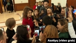 Аида Балаева в окружении журналистов в сентябре 2024 года