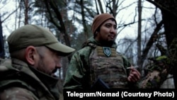 Эрдем "Шаман" Тикеев (справа) и анонимный боец одного из иностранных легионов ВСУ, архивное фото