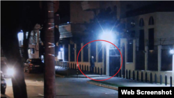 Скриншот из видео СИБ, на которых, как утверждается, запечатлен депутат Александр Нестеровский перед посольством РФ в Кишиневе вечером 18 марта 2025 года.