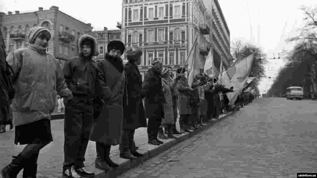 On January 21, 1990, hundreds of thousands of Ukrainians formed a human chain from the western city of Lviv to Kyiv to mark the anniversary of the signing of the Unification Act in 1919, which aimed to unify the Ukrainian People's Republic and the West Ukrainian People's Republic into a single Ukrainian state.&nbsp;