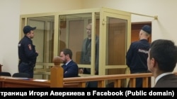 Константин Окунев (за стеклом) в зале суда. Фото: Игорь Аверкиев