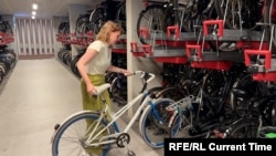 Симоне Йоринк показывает велопаркинг на вокзале в Утрехте