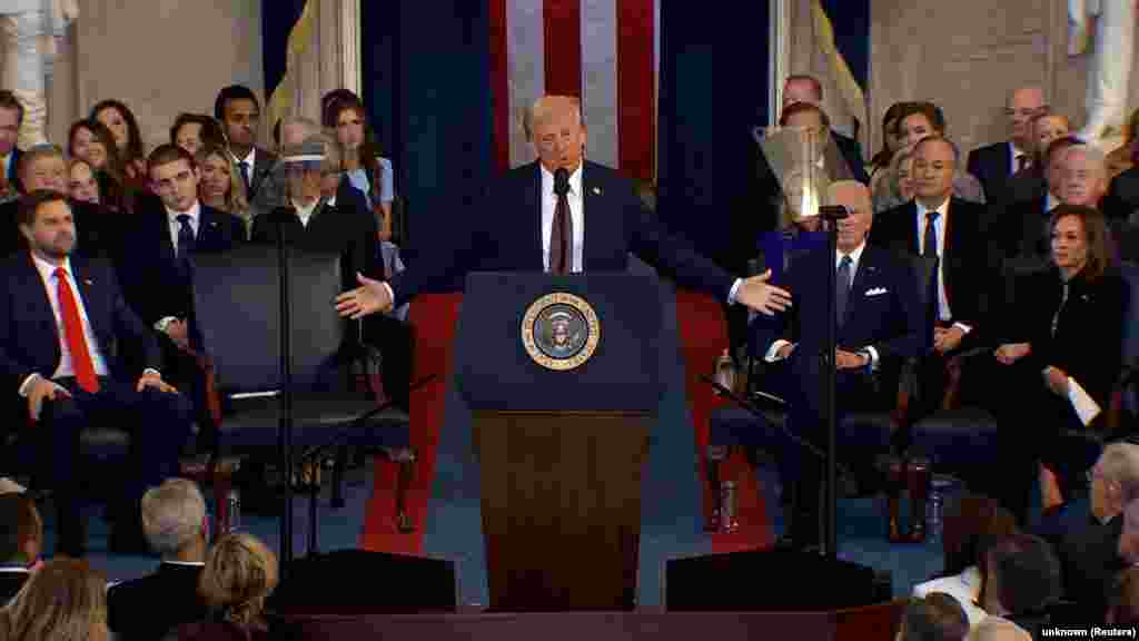 Во время инаугурации Трамп провозгласил начало "золотого века Америки". "Я возвращаюсь на пост президента с уверенностью и оптимизмом в том, что мы находимся в начале захватывающей новой эры национального успеха. Страну захлестывает волна перемен",&nbsp;&ndash;&nbsp;заявил Трамп. В первое время на&nbsp;посту президента Трамп планирует подписать около 100 указов.&nbsp;Он пообещал объявить чрезвычайное положение на южных границах США и анонсировал крупные антимиграционные рейды. Также Трамп объявит чрезвычайное положение в сфере энергетики, чтобы "наполнить стратегические резервы доверху и экспортировать американскую энергию по всему миру". "Мы будем бурить, детка, бурить", &ndash; сказал он. Помимо этого, Трамп обещал узаконить в Штатах только два пола (мужской и женский) и ввести высокие пошлины на импортируемые товары, и заявил, что хочет стать &quot